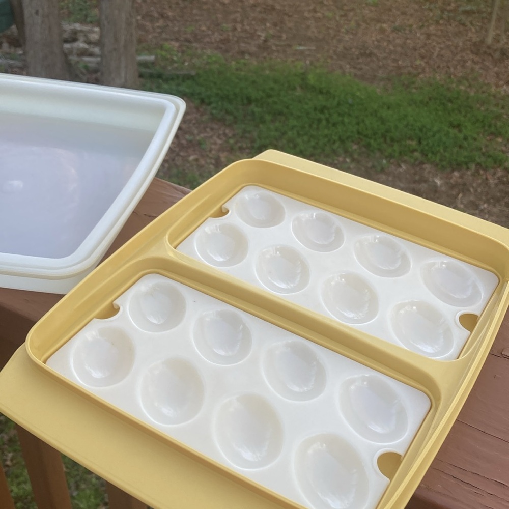 Tupperware covered serving tray - Picture 3 of 9